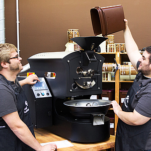 MAIGUT-Mitarbeiter beim Kaffeerösten in der Lothar-Wittko-Werkstatt